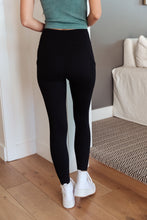 Load image into Gallery viewer, Keep It Moving Leggings
